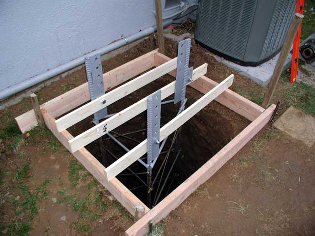 Tower base correctly mounted in hole
